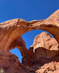 The Arches National Park in the United States, known as the "Red Rock Wonderland", gathers the most beautiful natural arches in the world.