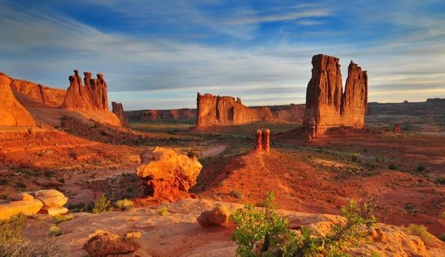 The Arches National Park in the United States, known as the "Red Rock Wonderland", gathers the most beautiful natural arches in the world.