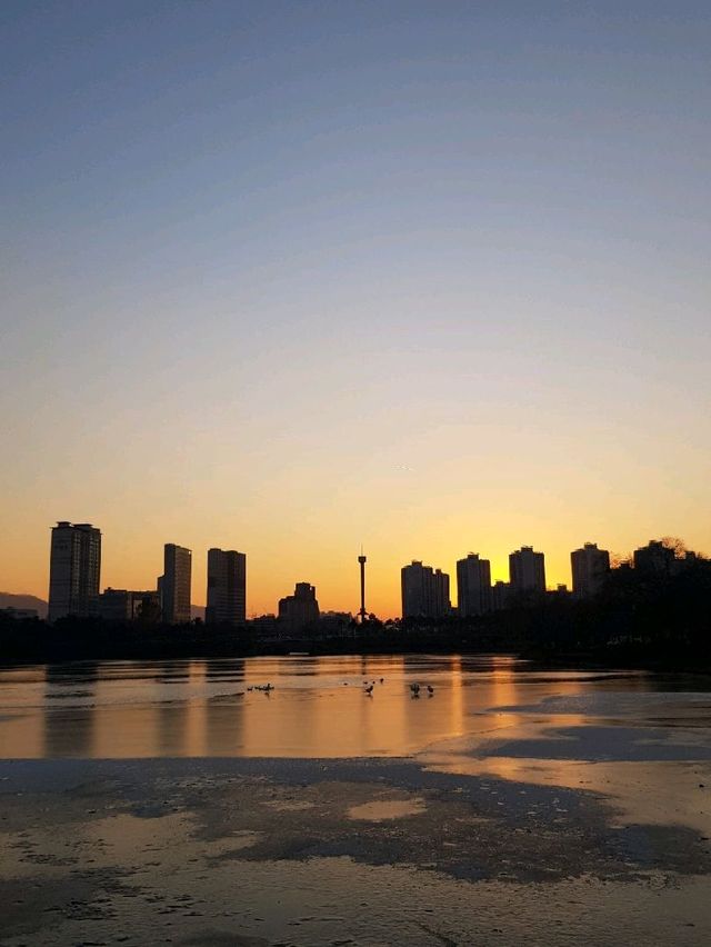 [석촌호수] 노을이 펼쳐진 롯데월드 포토존