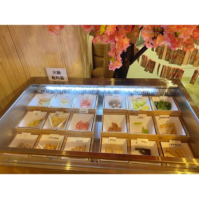 櫻花樹下的台式餐廳