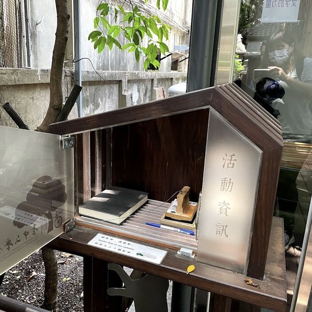 台中文學館 🖌 有著巨大的老榕樹🌳
