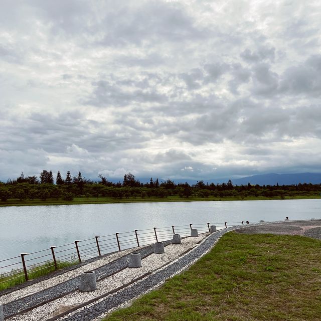 湖水藍天像畫一般的美景｜台東活水湖｜散步環湖讓人心曠神怡