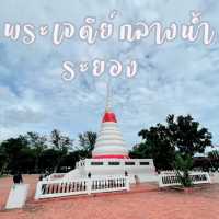 พระเจดีย์กลางน้ำ