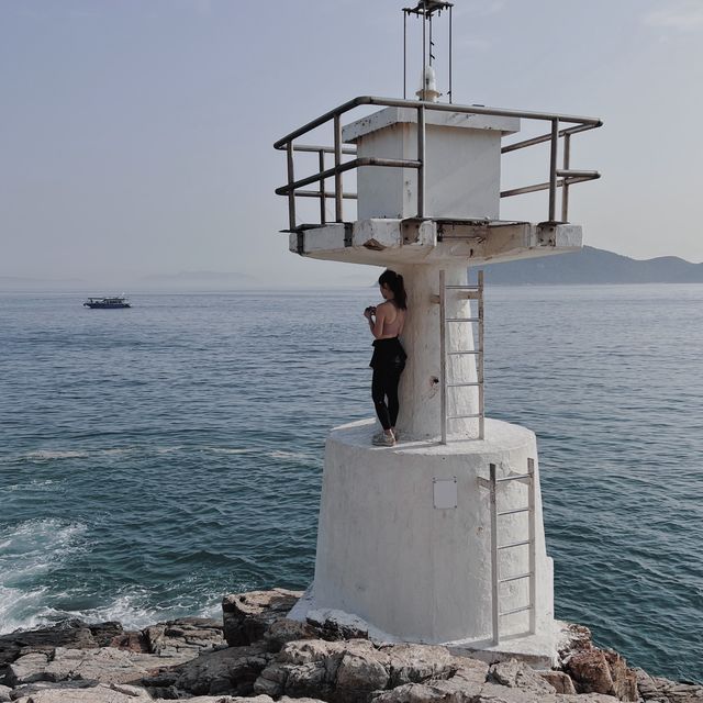 玉桂山尋找海邊白色浪費燈塔
