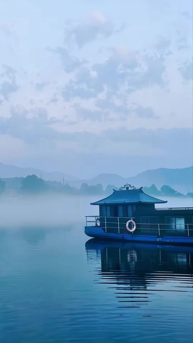 Peach Blossom Pool, a thousand feet deep. Peach Blossom Pool, as beautiful as a painting in Li Bai's poem!