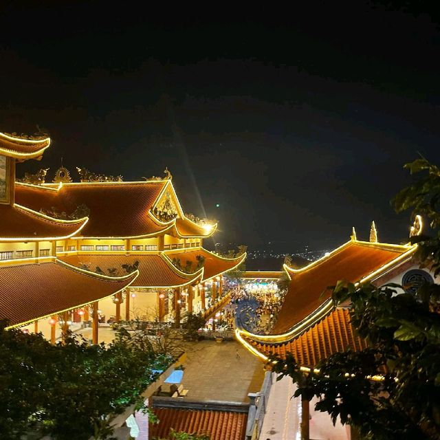 Ba Vàng sống cả ngày lẫn đêm. 