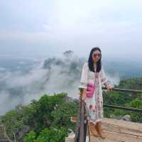 ชมวิววัดบนภูเขาสูง สัมผัสสายหมอกเมืองแจ้ห่ม ลำปาง