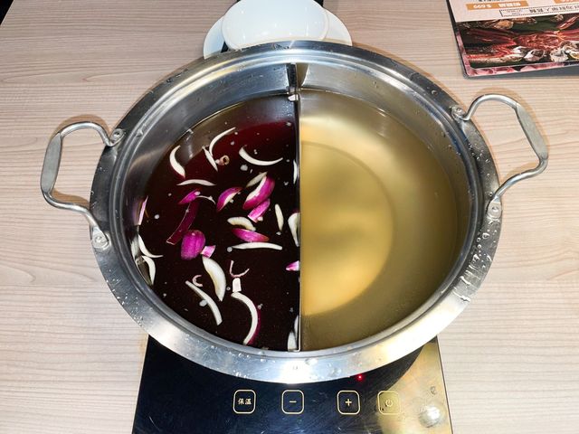 壽星台北火鍋首選～好食多涮涮鍋｜生日吃鍋超嗨！幾歲送幾隻蝦還再送同桌每人一盤肉｜用平價吃到多元湯頭新鮮海鮮 肉質軟嫩好吃不膩口｜台北火鍋推薦 