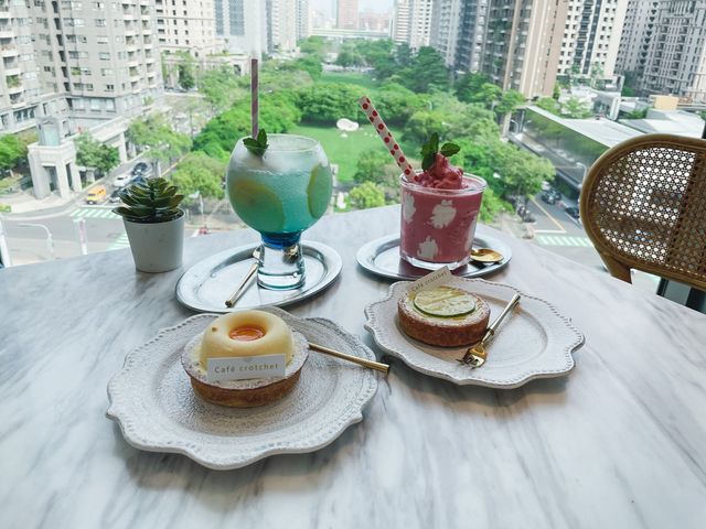 堁夏咖啡 café crotchet~位於台中歌劇院的高質感咖啡廳｜白色景觀系及視覺系網美飲品 愛打卡的你不要錯過