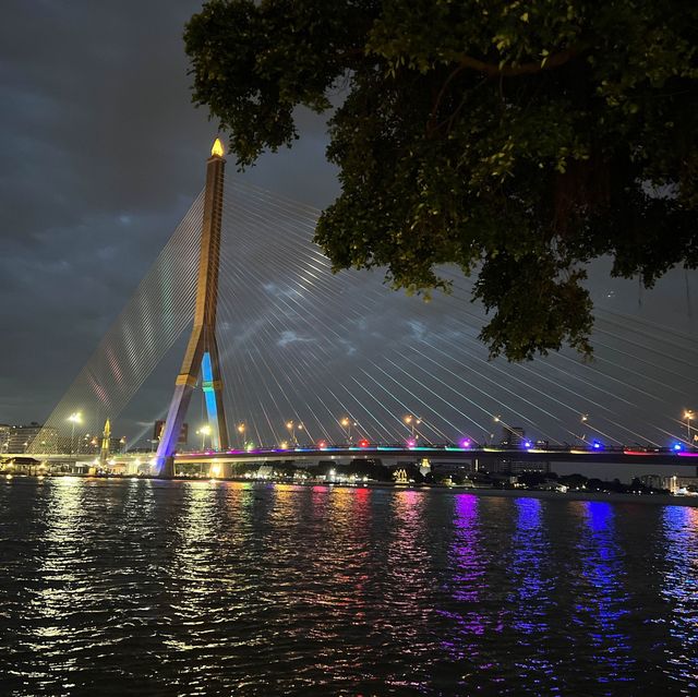 Khin Lom Chom Saphan (Eat Wind & See Bridge)