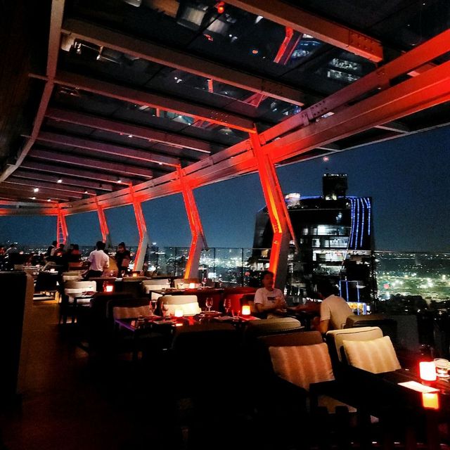 鮮紅色的Rooftop Bar內觀看廣闊夜景