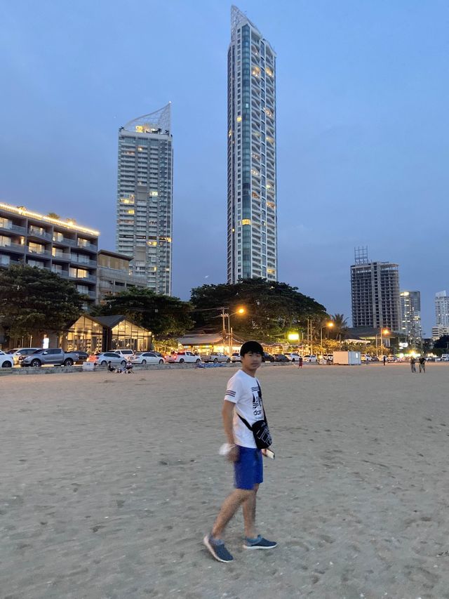 เดินชิวชายหาดพัทยา 🏄‍♀️🌊