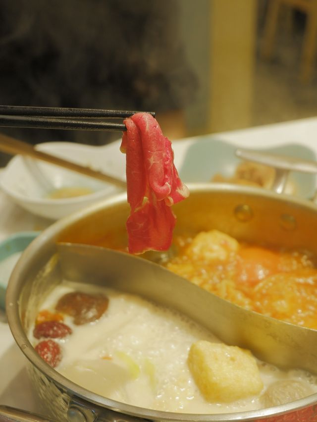 櫻花樹下台式火鍋，真材實料的湯底和高質牛肉 