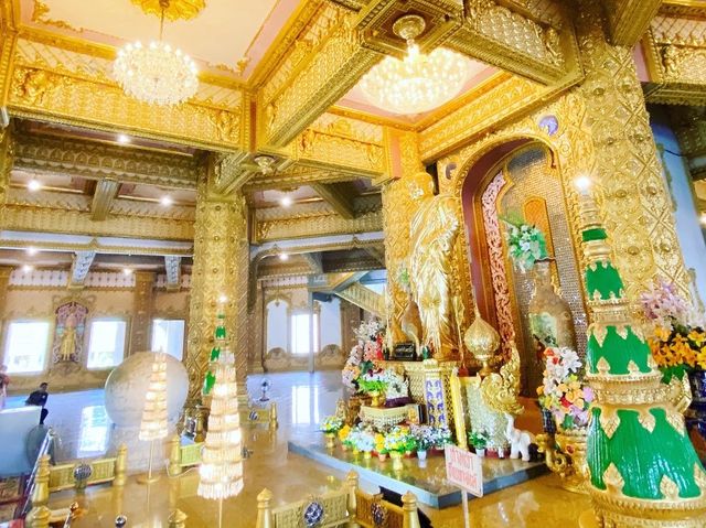 ไหว้พระขอพร พระบรมสารีริกธาตุ ผาน้ำย้อย