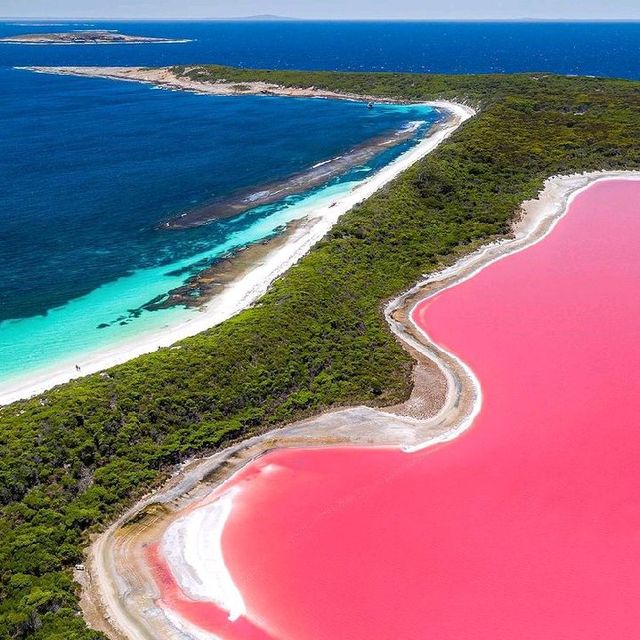 LAKE HILLIER, AUSTRALIA