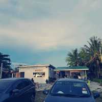Warung kecil di tepi pantai