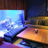 東區夢幻海洋系餐酒館AQUA Lounge，水族館酒吧