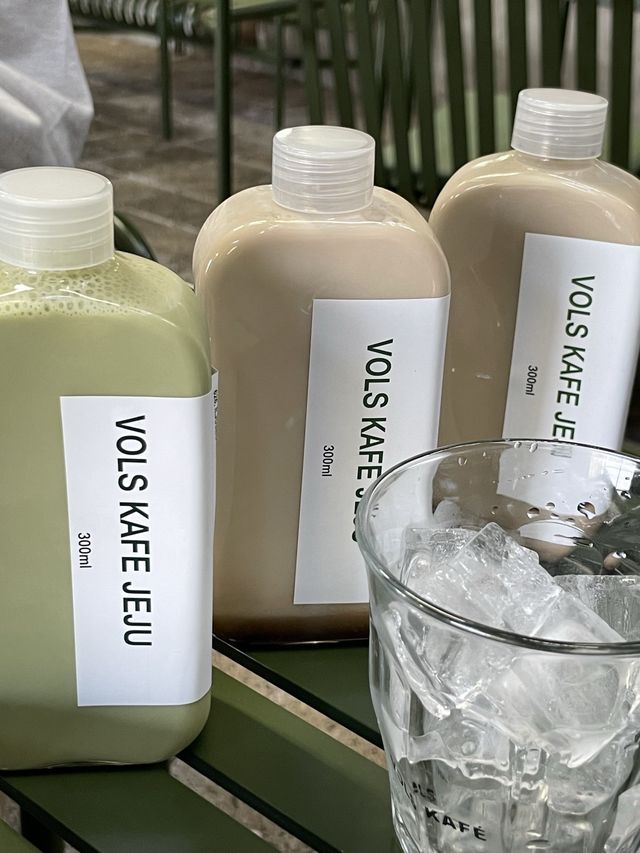 < 제주 카페 > 투박한 외관 속 빈티지 인테리어가 매력적인 밀크티 맛집, vols kafe 볼스카페