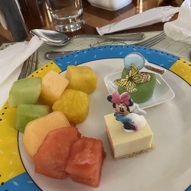 香港迪士尼酒店食自助餐好開心呀～