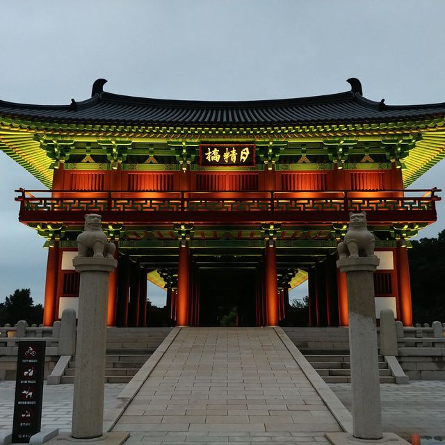 밤하늘이 그려낸 그라데이션, 경주 월정교의 밤
