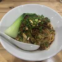 【ピリ辛が堪らない！】東京・三軒茶屋で汁なし坦々麺を堪能！