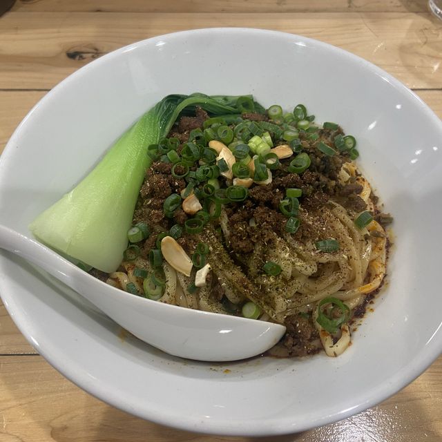 【ピリ辛が堪らない！】東京・三軒茶屋で汁なし坦々麺を堪能！