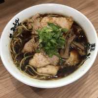 難波にある行列のできるラーメン屋