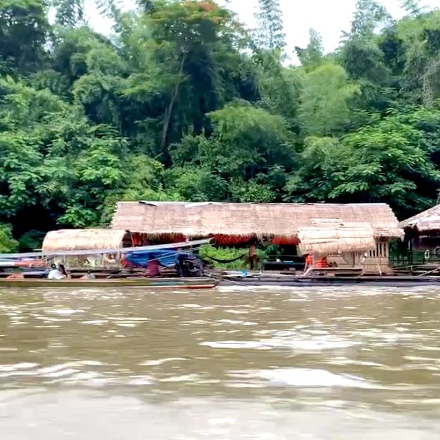 นั่งเรือล่องแม่น้ำแคว, กาญจนบุรี