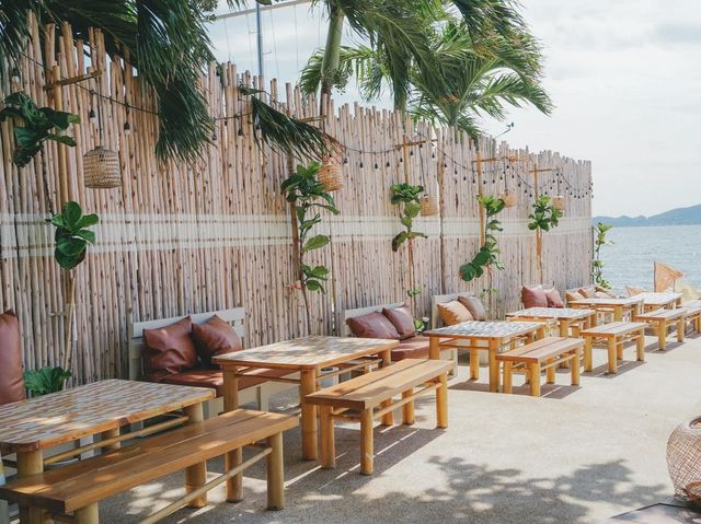 The Oxygen Pattaya คาเฟ่ริมทะเลสไตล์ tropical