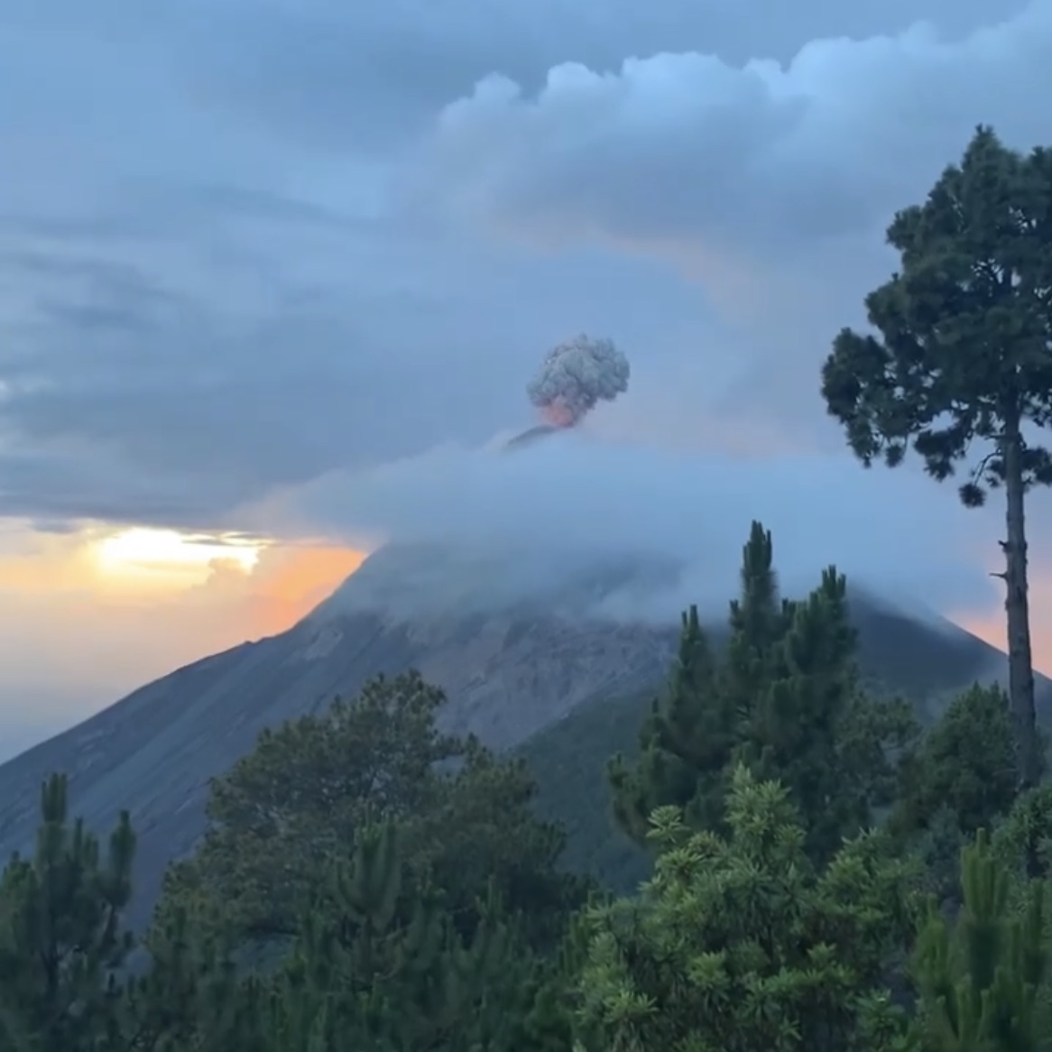 #acotenango great experience visiting Antigua, GT. even though it wasn’t a season, at night and and at sunrise Fuego was clear. worth to visit, approximately cost 250-450QT#fuego