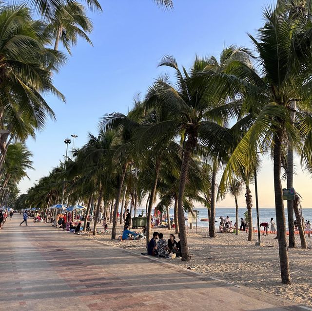 หาดบางแสนยามเย็น ตำนานรักอมตะ ไม่รู้ลืม 🏖️