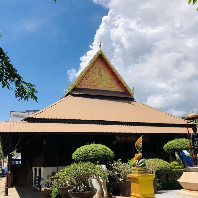 "ออกพรรษา ไหว้พระ ทำบุญ ที่เมืองอุบล"