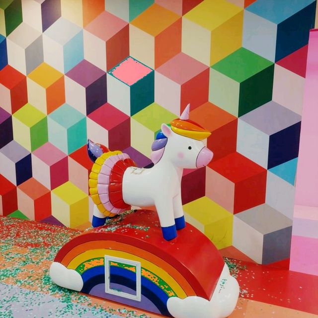 Take lots of photo @ Color Pool Museum 