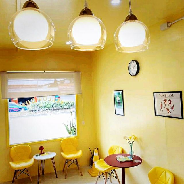 yellow cup คาเฟ่มินิมอลสไตล์