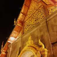 เที่ยวเยี่ยมชม พระธาตุดอยสุเทพในตอนกลางคืน