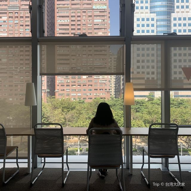 無印風圖書館 -  高雄市立圖書館總館