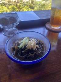 【海が手前の自然カフェ】沖縄の素敵カフェで贅沢なランチを堪能
