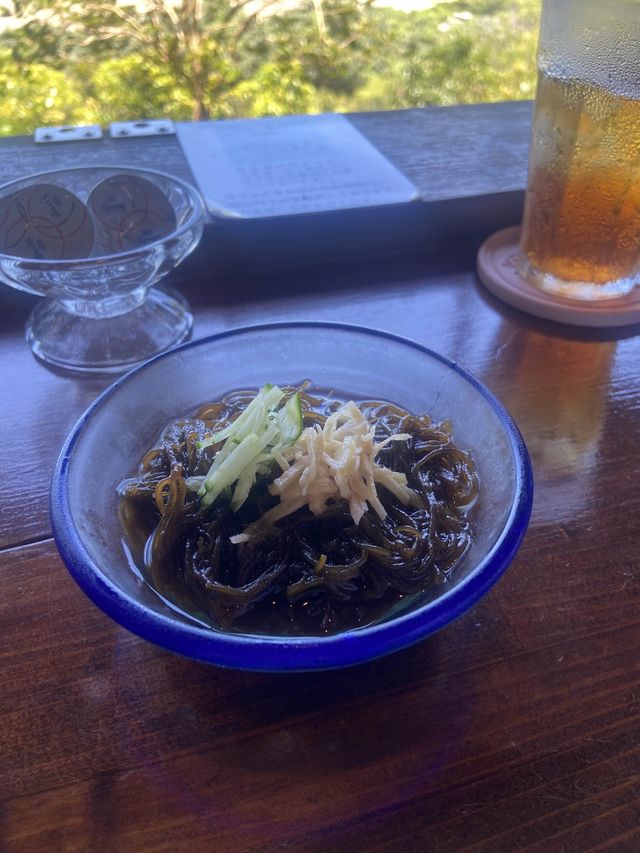 【海が手前の自然カフェ】沖縄の素敵カフェで贅沢なランチを堪能