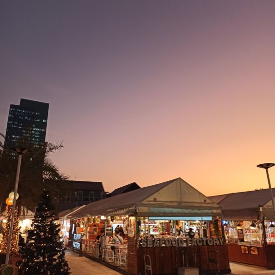 ตลาดคนเดิน เดอะวัน รัชดา(ตลาดรถไฟ)