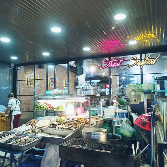 ตลาดห้วยขวางกลางคืน