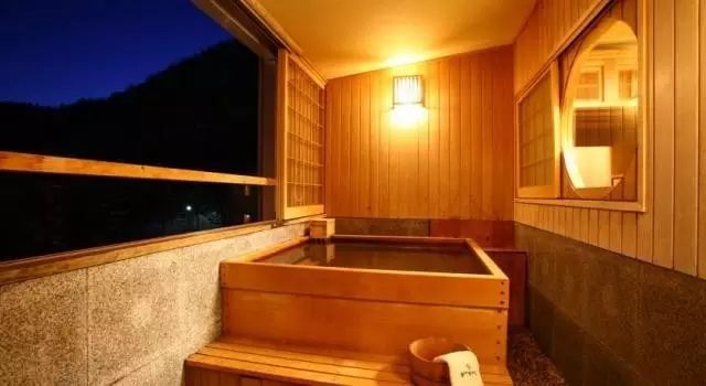 Hot springs in the snow, Hokkaido's "Jozankei Onsen".