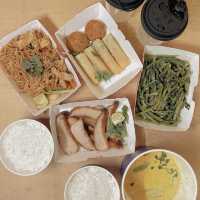 《 喂 ! 有 人 圍 住 餵 你 食 飯 好 威 水 》