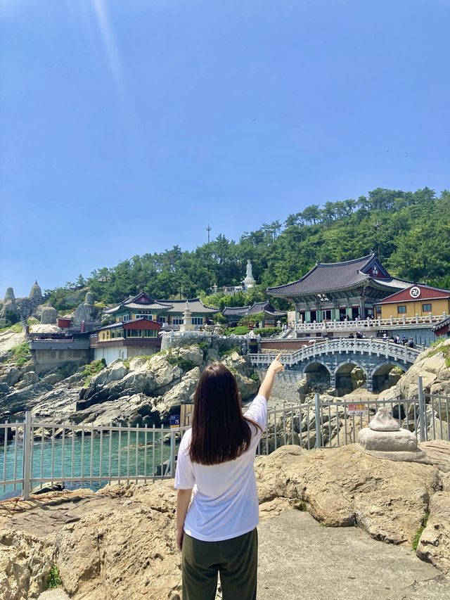 부산 바다 위의 절