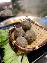 【✨湊湊火鍋店🍲 可愛企鵝造型墨魚丸 任添鴨血豆腐😻 仲有夜市遊戲區😆】