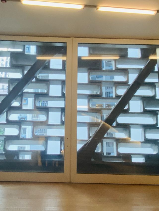 在大館參觀藝術品