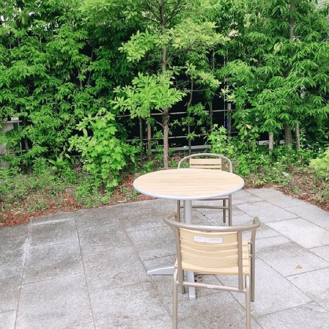SLOW JET COFFEE IN THE ZOO

テラス席にも動物が！