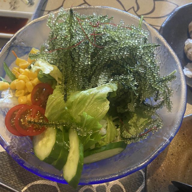 【レトロな焼肉店?!】沖縄のおばあの家で絶品お肉をたいらげた！