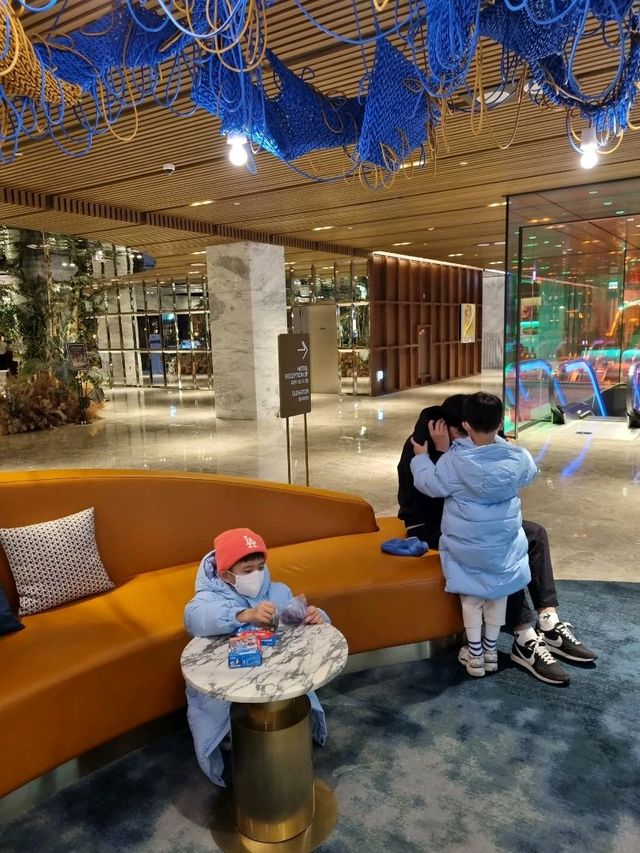 화려한 조명의 몬드리안 호텔 라운지