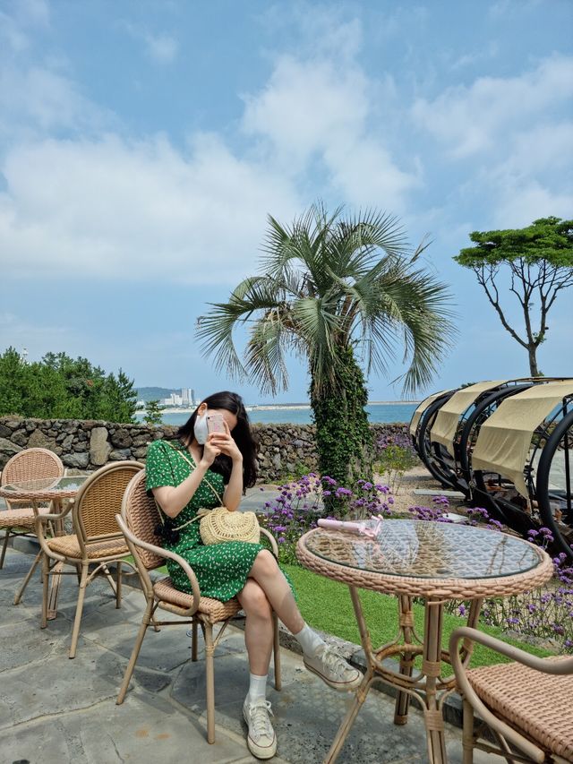 산과 바다를 한눈에 볼 수 있는 희귀 뷰 카페 🏞