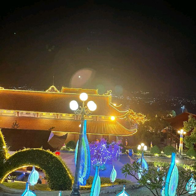 Ba Vàng sống cả ngày lẫn đêm. 